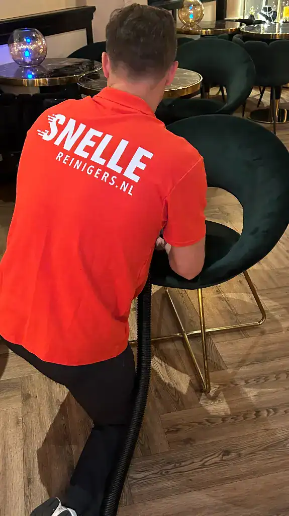Schone vloer met professionele stofzuiger door Snelle Reinigers.