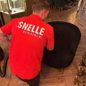 Diepte-reiniging door Snelle Reinigers, professionele tapijtreiniging en meubelreiniging in Nederlan.